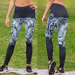 Gorgeous Denimaxx white tiger leggings!